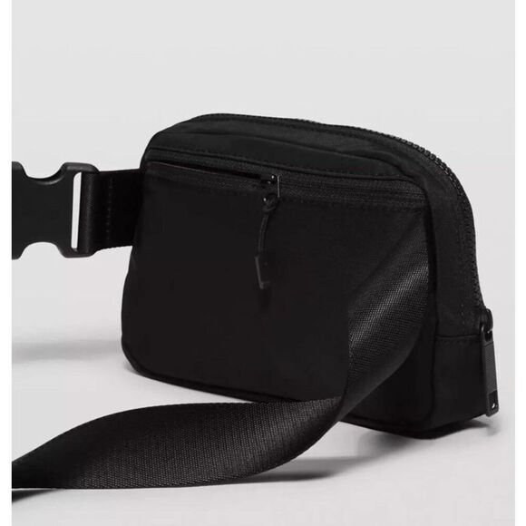 NEW Lululemon Everywhere Belt Bag Black Fanny Pack Classic Nylon SOLD OUT - Picture 2 of 8